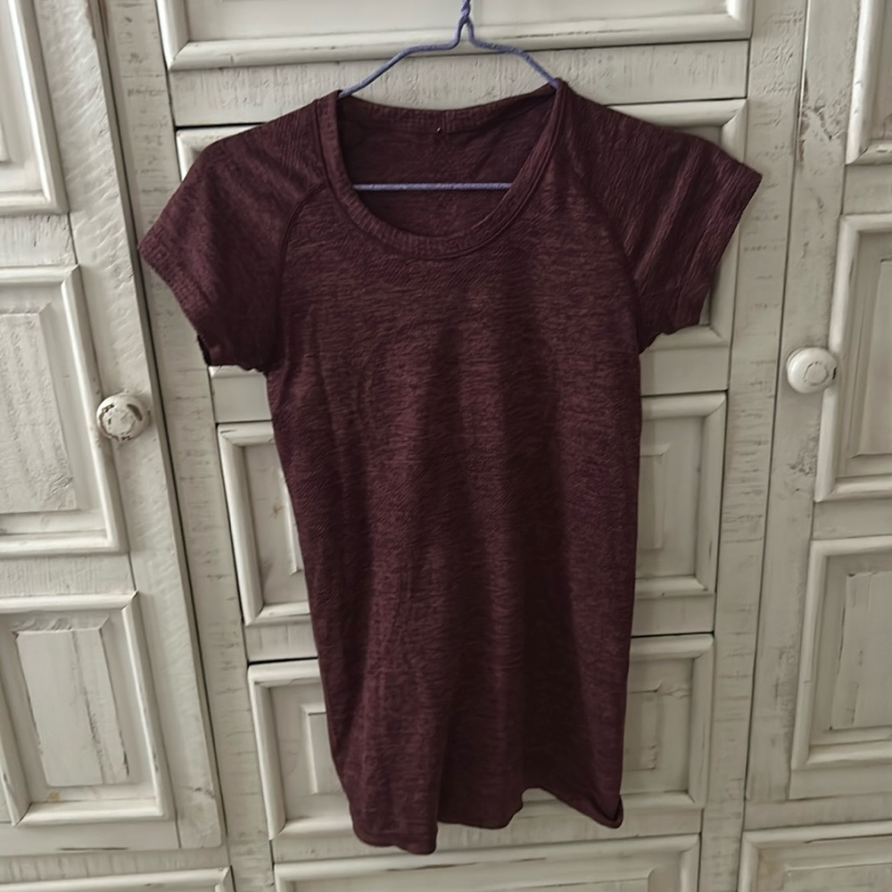maroon lululemon top